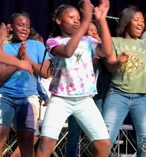 Kids dancing and clapping at Michael Jackson review.